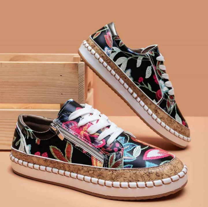 Eleganckie buty damskie z kwiatowym wzorem i wulkaniczną podeszwą