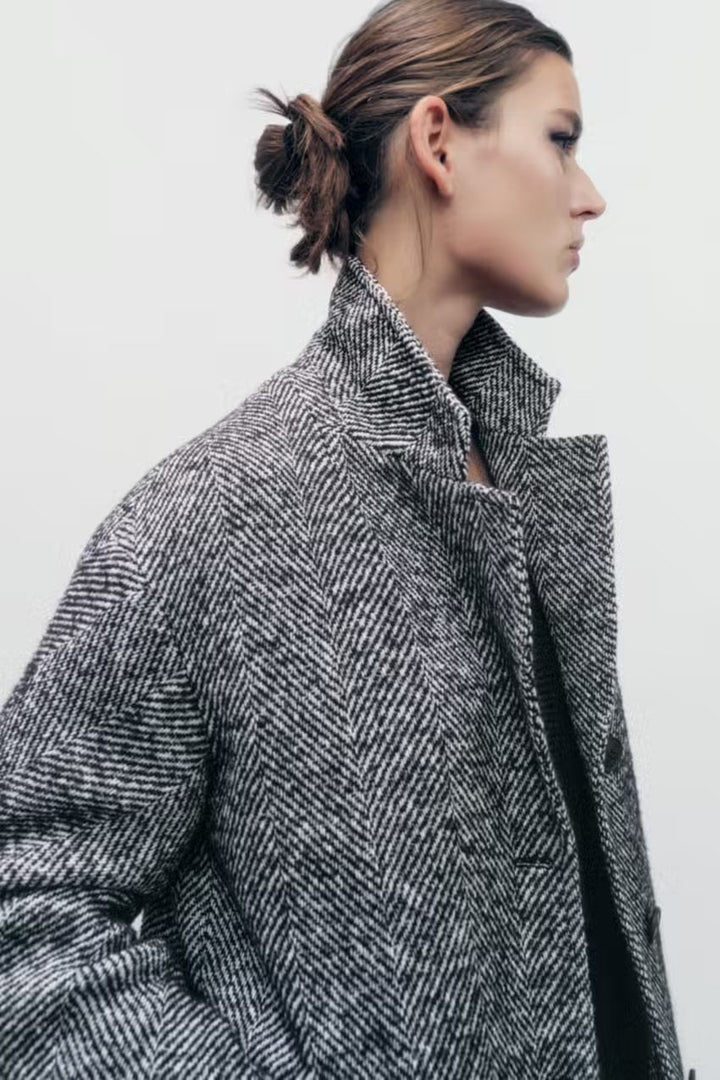 Elegancki płaszcz damski ze stylowym wzorem w jodełkę