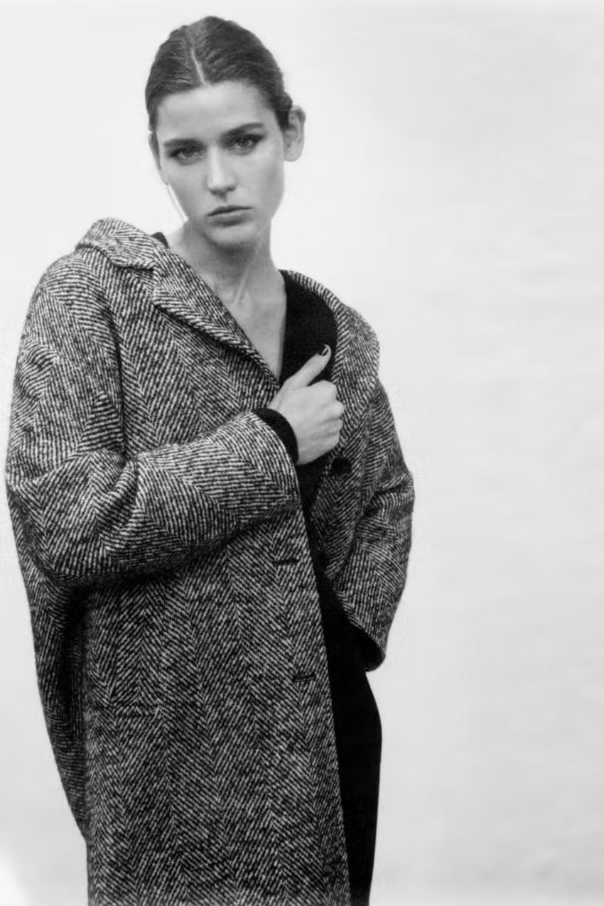 Elegancki płaszcz damski ze stylowym wzorem w jodełkę