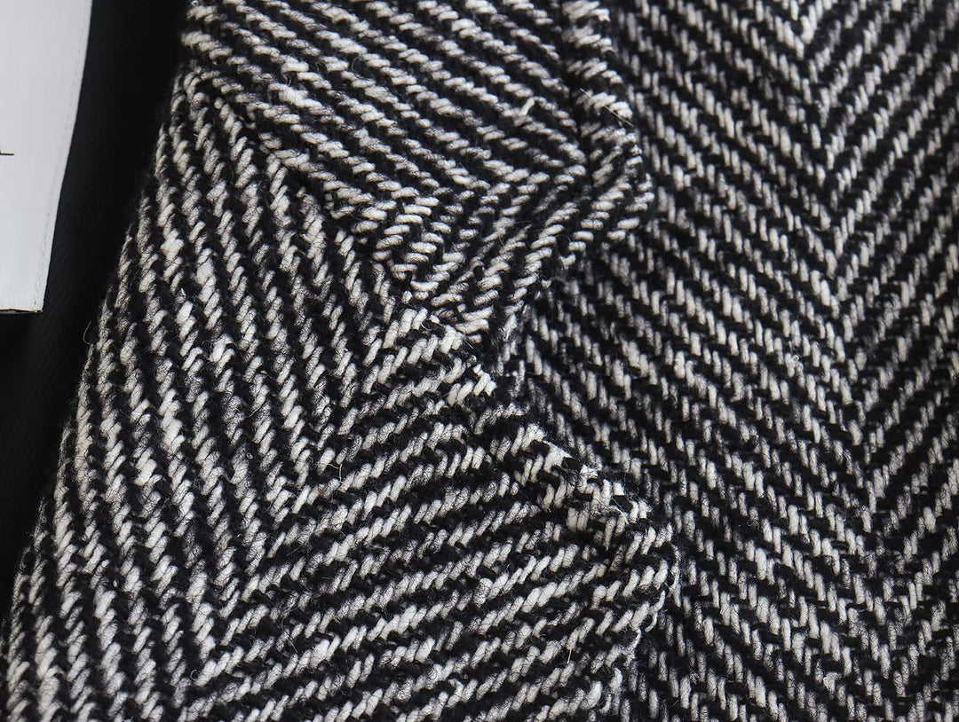 Elegancki płaszcz damski ze stylowym wzorem w jodełkę