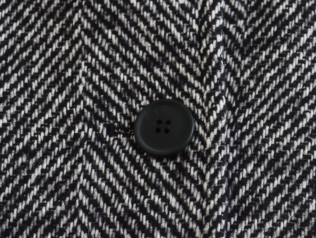 Elegancki płaszcz damski ze stylowym wzorem w jodełkę