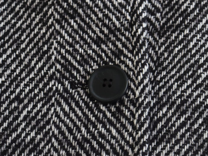 Elegancki płaszcz damski ze stylowym wzorem w jodełkę