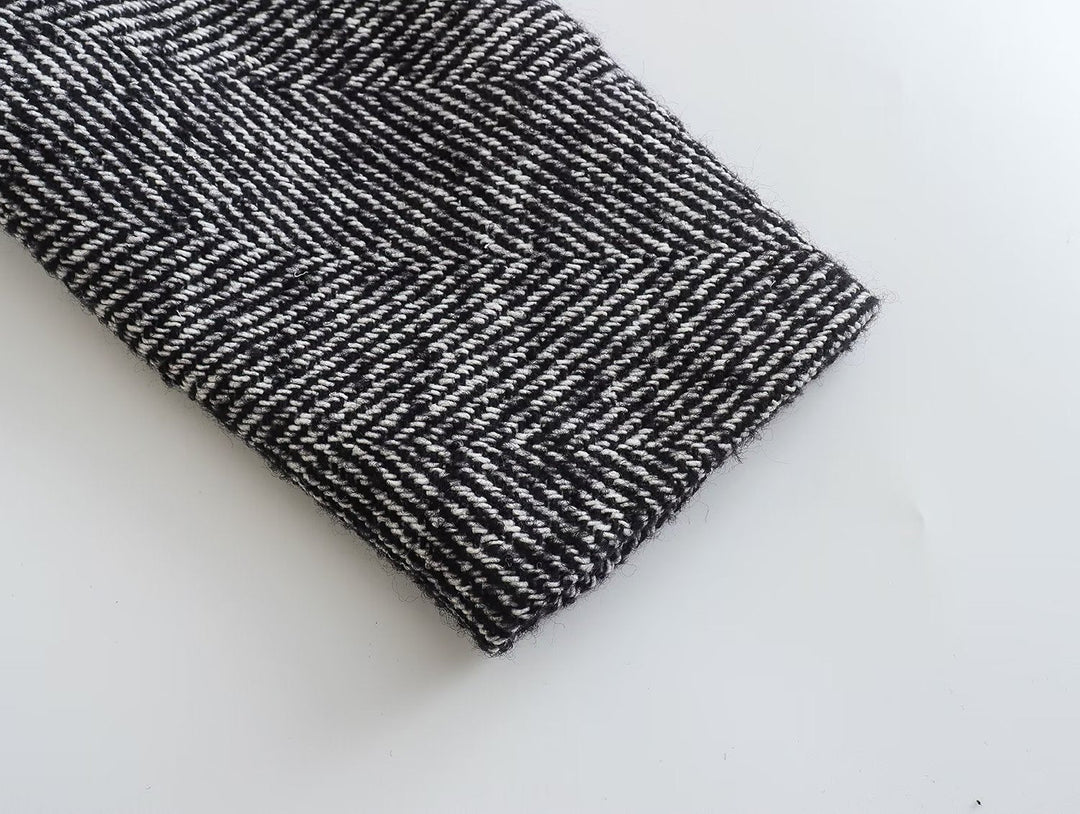 Elegancki płaszcz damski ze stylowym wzorem w jodełkę