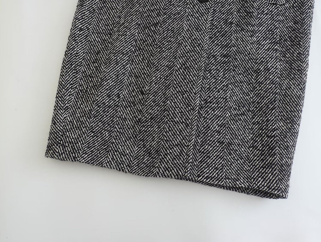 Elegancki płaszcz damski ze stylowym wzorem w jodełkę