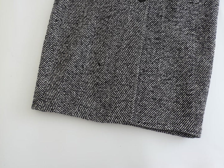 Elegancki płaszcz damski ze stylowym wzorem w jodełkę