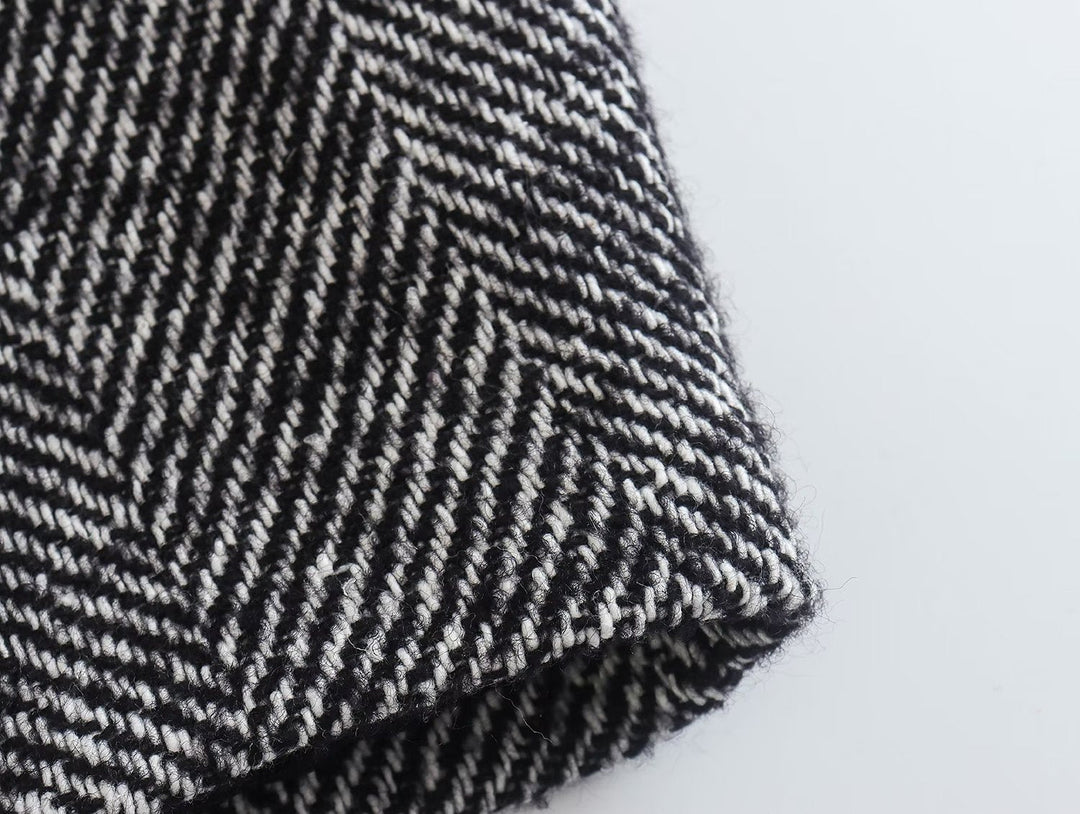 Elegancki płaszcz damski ze stylowym wzorem w jodełkę