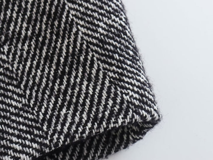 Elegancki płaszcz damski ze stylowym wzorem w jodełkę