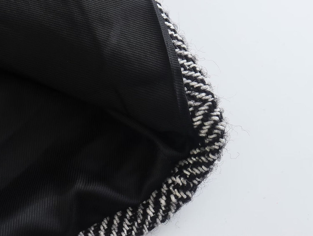 Elegancki płaszcz damski ze stylowym wzorem w jodełkę