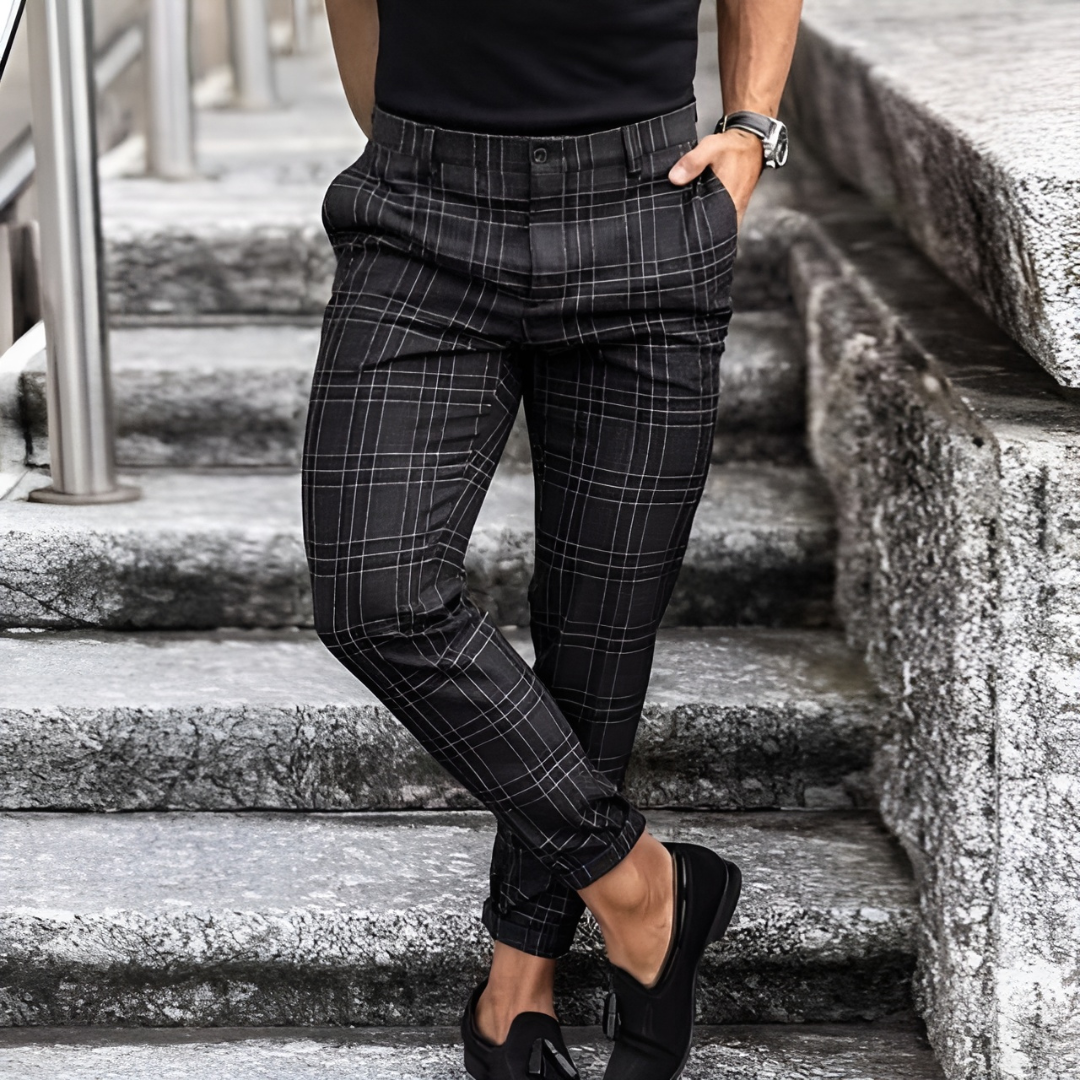 Stylowe spodnie męskie slim fit z modnym wzorem w kratkę, zapewniające elegancki wygląd.