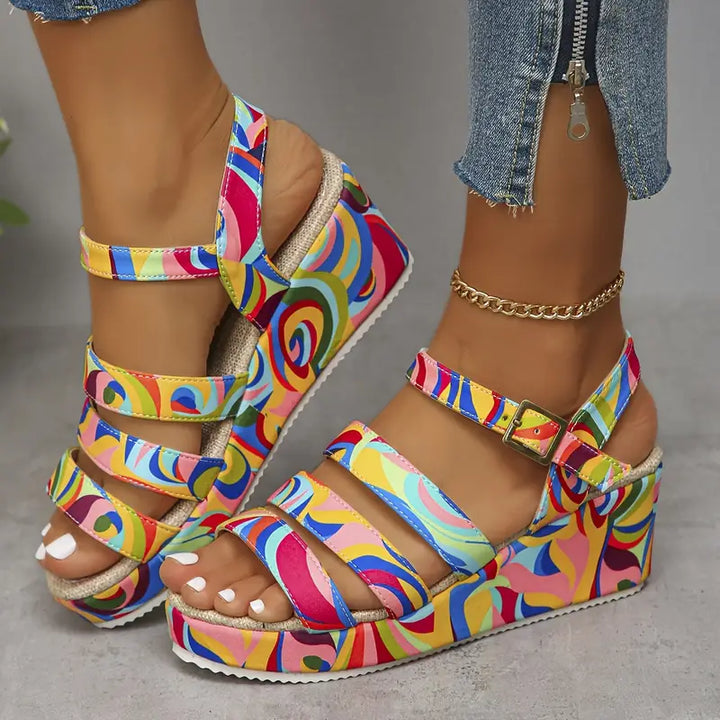 Stilvolle bunte Keilsandalen für Damen für einen modischen Look