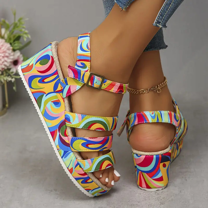 Stilvolle bunte Keilsandalen für Damen für einen modischen Look