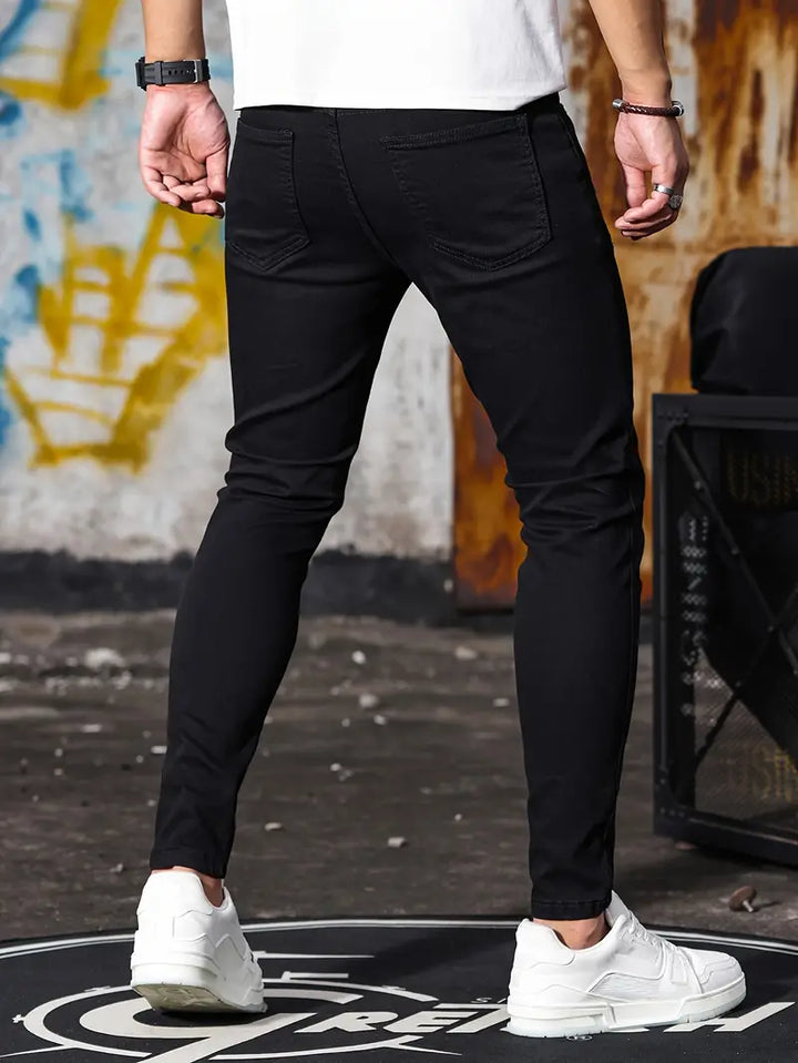 Fajne męskie jeansy skinny wykonane z rozciągliwego denimu o średniej gramaturze dla optymalnego komfortu.