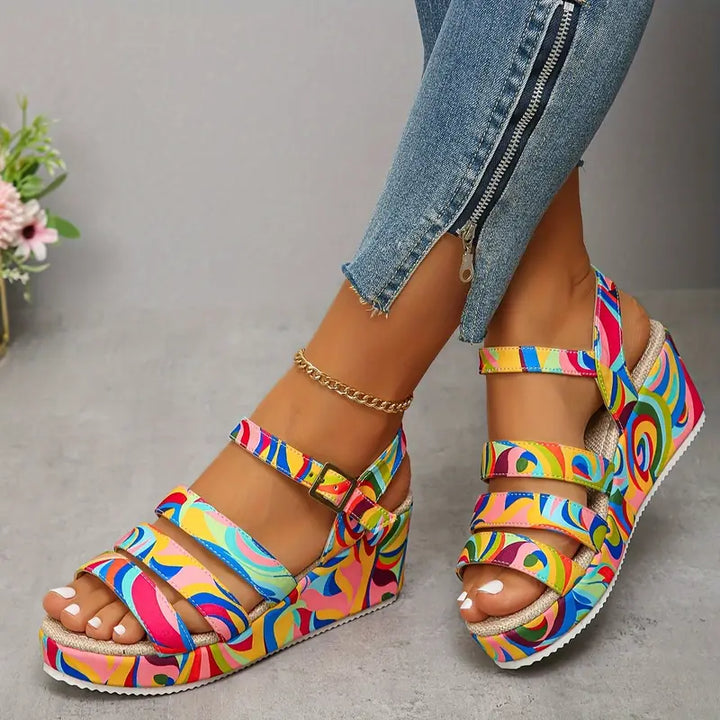 Stilvolle bunte Keilsandalen für Damen für einen modischen Look