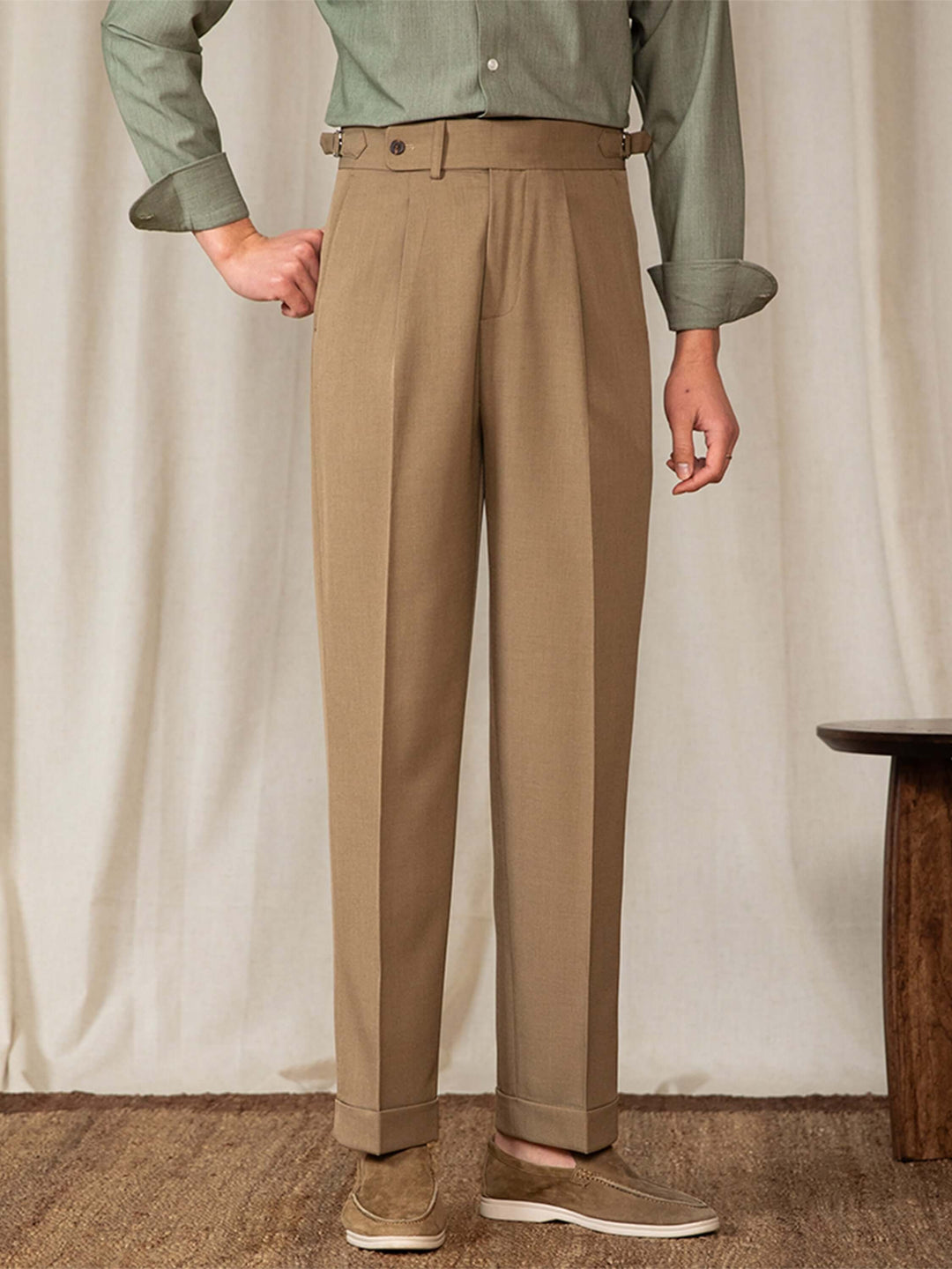 Casualowe spodnie męskie w starym stylu, z wygodnym wysokim stanem zapewniającym elegancki wygląd