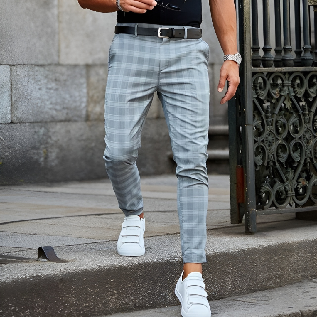 Stylowe spodnie męskie slim fit z modnym wzorem w kratkę, zapewniające elegancki wygląd.