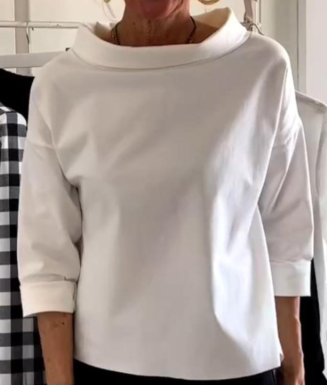 Stylowy damski top z eleganckim wysokim kołnierzem