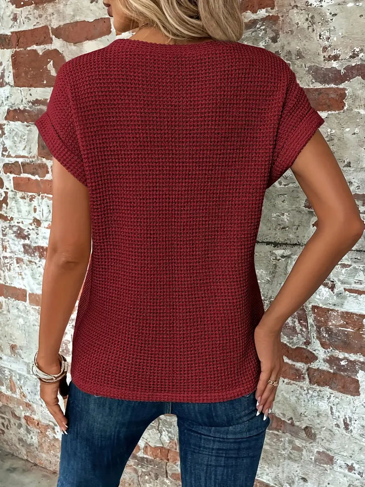 Stylowy damski top z dzianiny waflowej z ozdobnymi skręconymi detalami i modnymi podwiniętymi rękawami