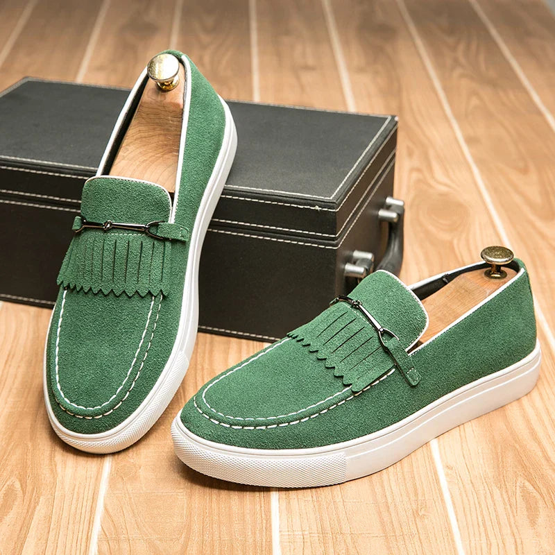 Stylowe zamszowe loafersy męskie zapewniające elegancki wygląd