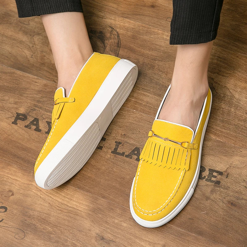 Stylowe zamszowe loafersy męskie zapewniające elegancki wygląd