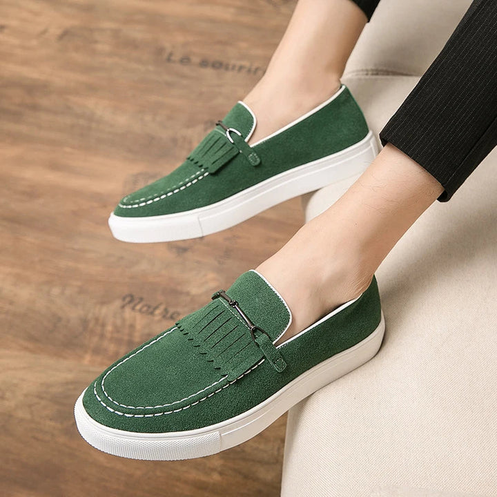 Stylowe zamszowe loafersy męskie zapewniające elegancki wygląd