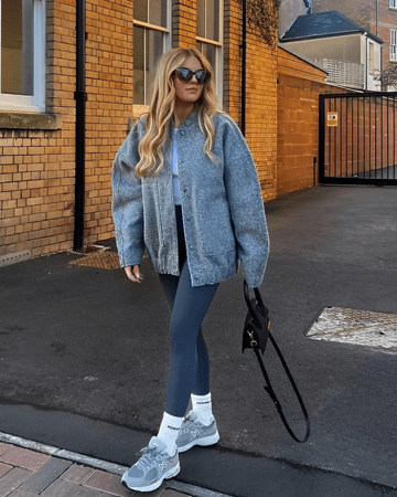 Stylowa kurtka damska z praktycznymi kieszeniami bocznymi