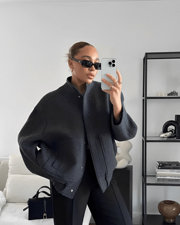 Stylowa kurtka damska z praktycznymi kieszeniami bocznymi