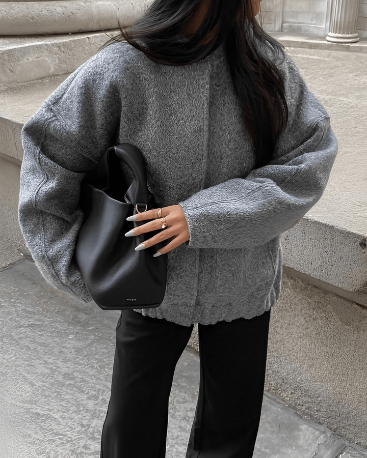 Stylowa kurtka damska z praktycznymi kieszeniami bocznymi