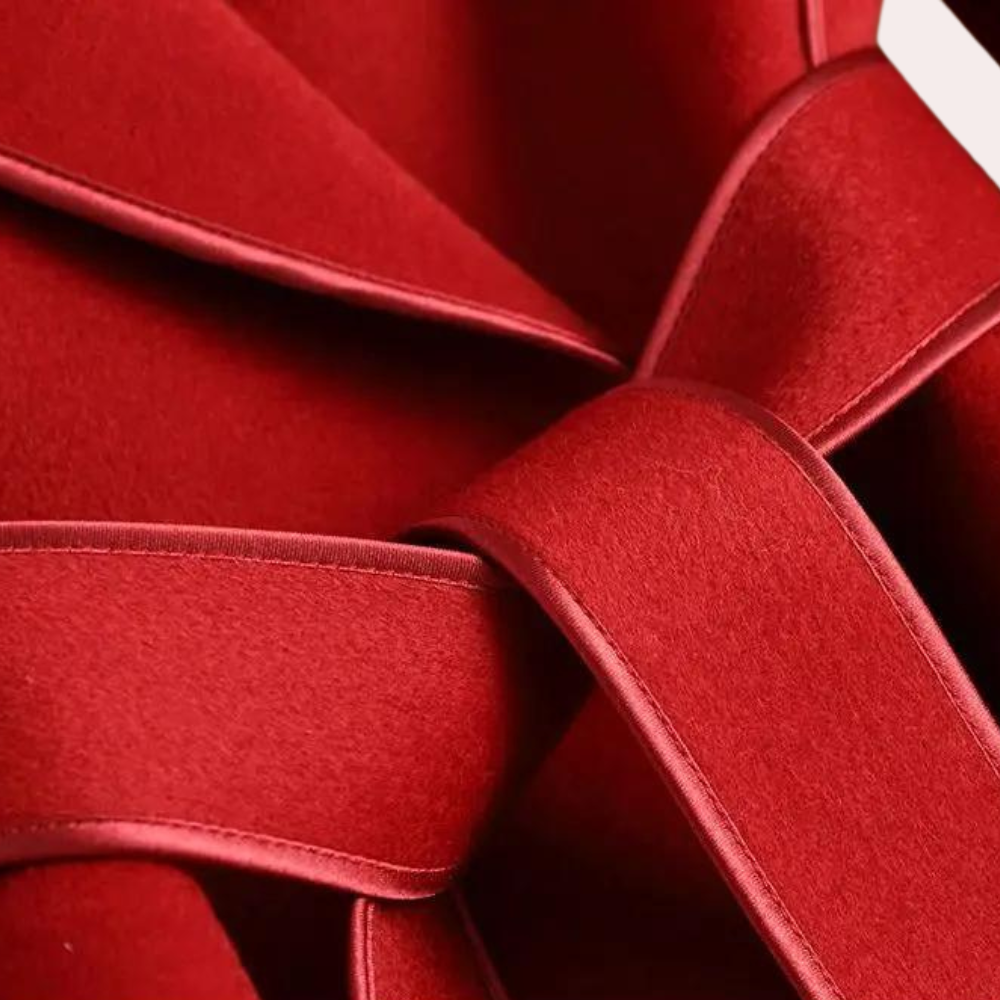 Wyrafinowany długi płaszcz damski zapewniający ponadczasową elegancję