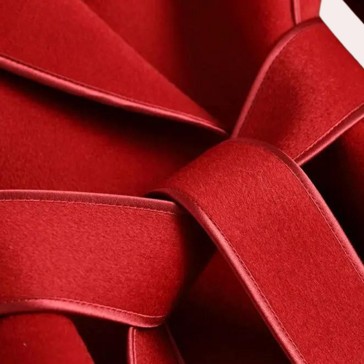 Wyrafinowany długi płaszcz damski zapewniający ponadczasową elegancję