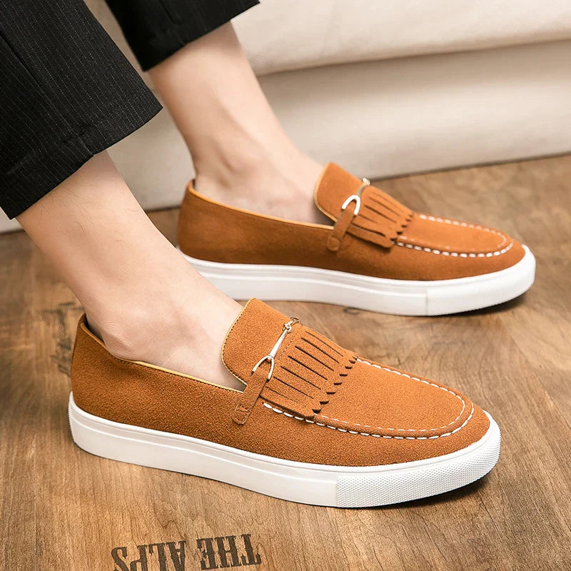 Stylowe zamszowe loafersy męskie zapewniające elegancki wygląd