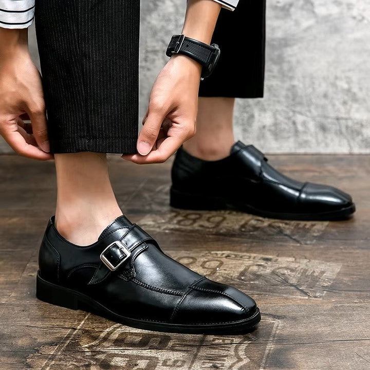 Stylowe męskie buty z paskiem typu monk, zapinane na klamrę, zapewniające elegancki wygląd