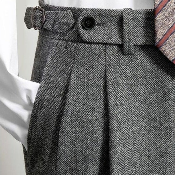 Stylowe wełniane spodnie męskie z praktycznym paskiem zapewniającym elegancki wygląd