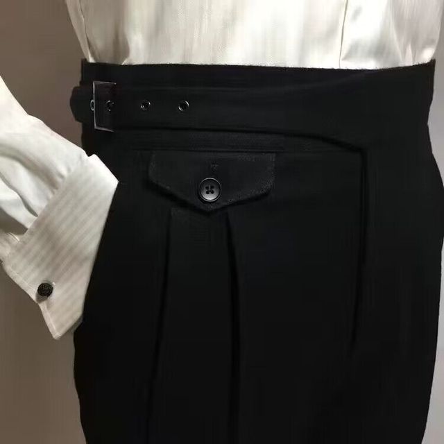 Stylowe wełniane spodnie męskie z praktycznym paskiem zapewniającym elegancki wygląd
