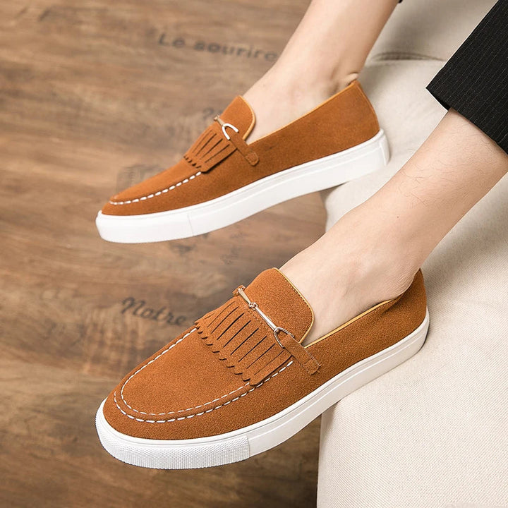 Stylowe zamszowe loafersy męskie zapewniające elegancki wygląd