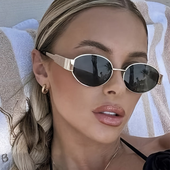 Majella | Elegante Ovale Zonnebril met Luxe Gouden Frame voor een Tijdloze Look