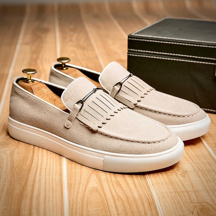 Stylowe zamszowe loafersy męskie zapewniające elegancki wygląd
