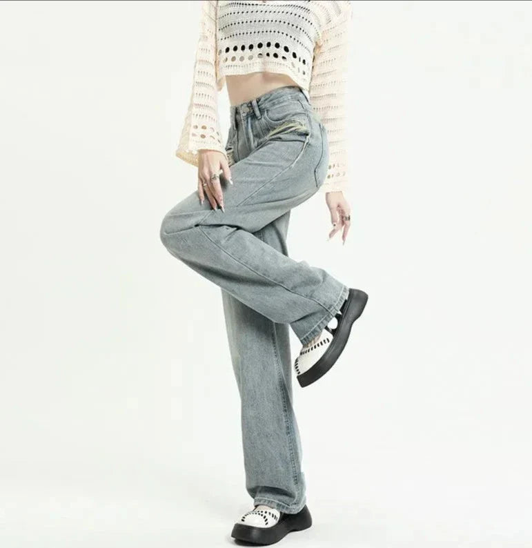 Stylowe jeansy damskie z modnymi, podartymi kieszeniami
