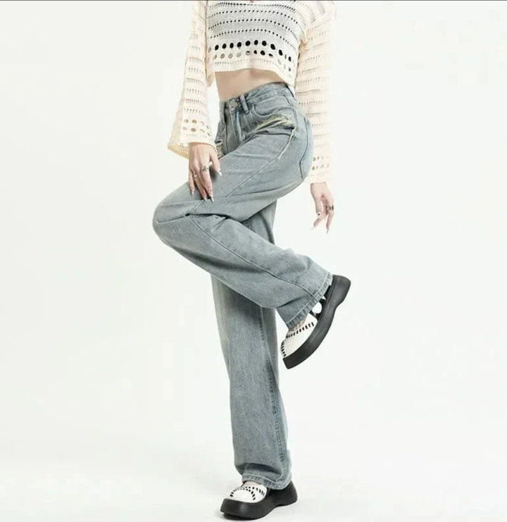 Stylowe jeansy damskie z modnymi, podartymi kieszeniami