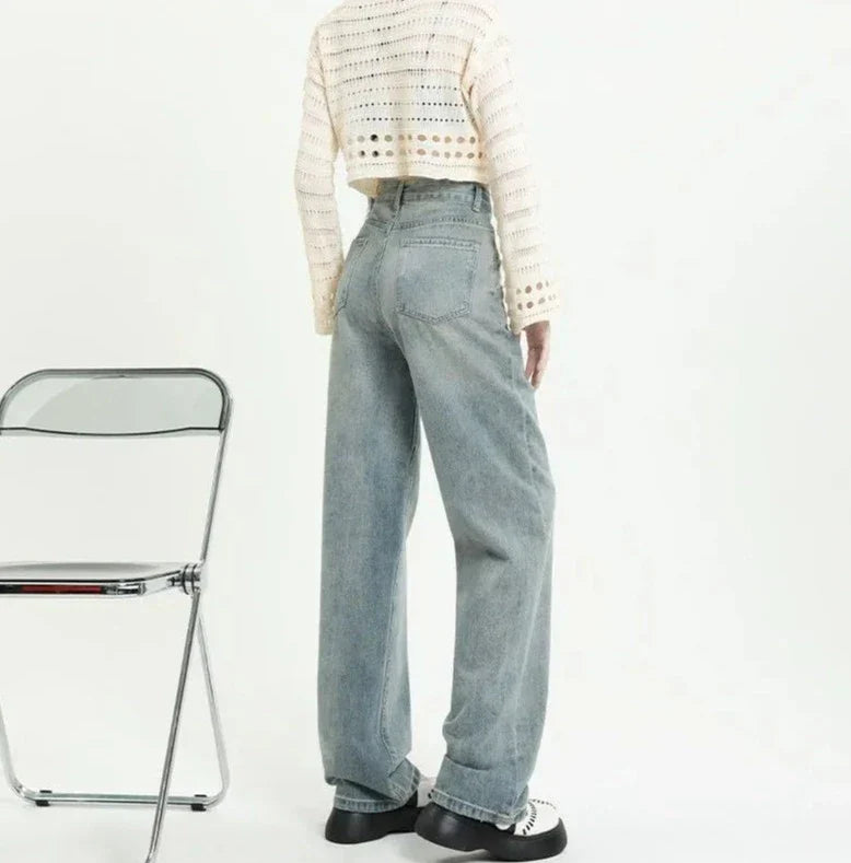 Stylowe jeansy damskie z modnymi, podartymi kieszeniami