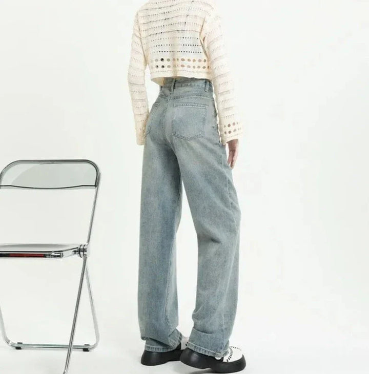 Stylowe jeansy damskie z modnymi, podartymi kieszeniami