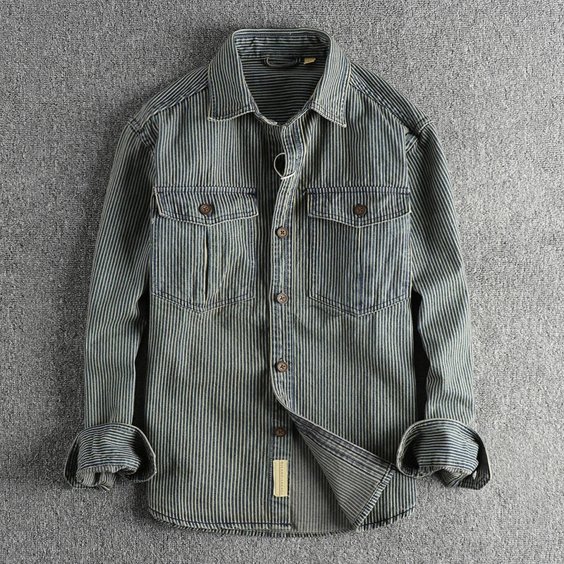 Stylowy design vintage: klasyczna dżinsowa koszula męska zapewniająca ponadczasowy wygląd