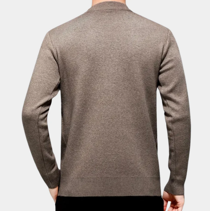Elegancki i modny sweter męski z okrągłym dekoltem wykonany z wysokiej jakości materiałów