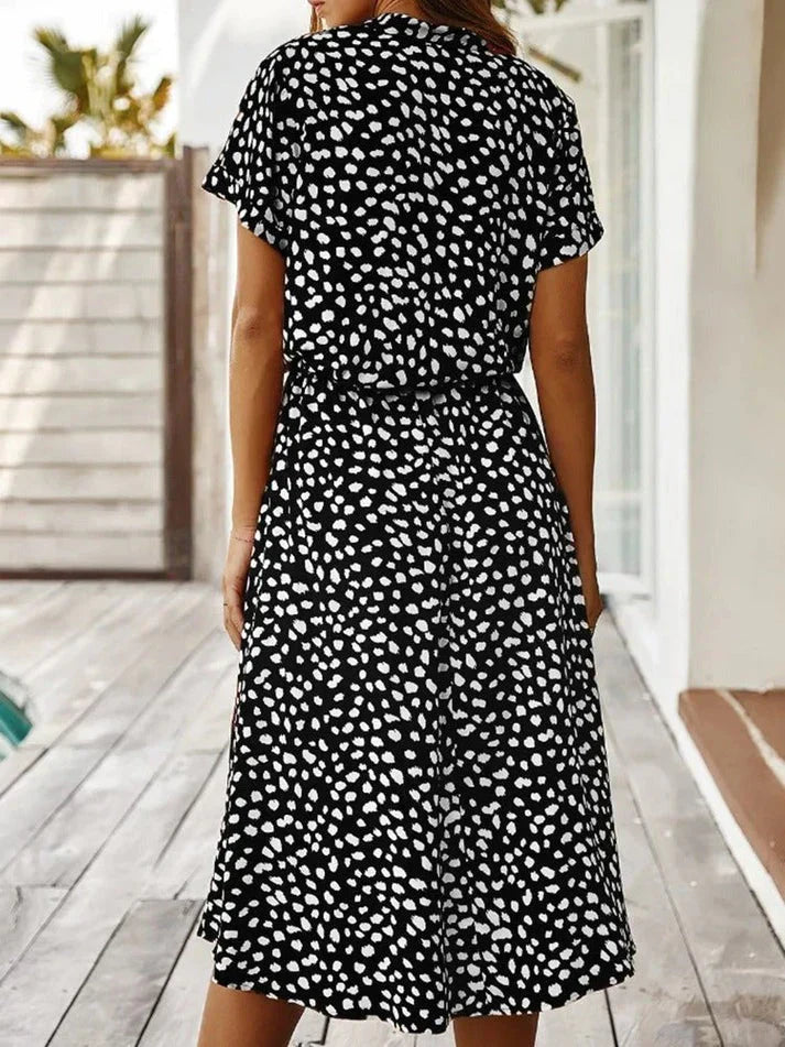 Elegancka damska sukienka vintage na stylowe okazje