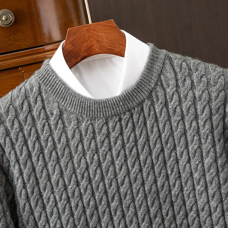 Elegancki sweter męski wykonany z wysokiej jakości mieszanki wełny.