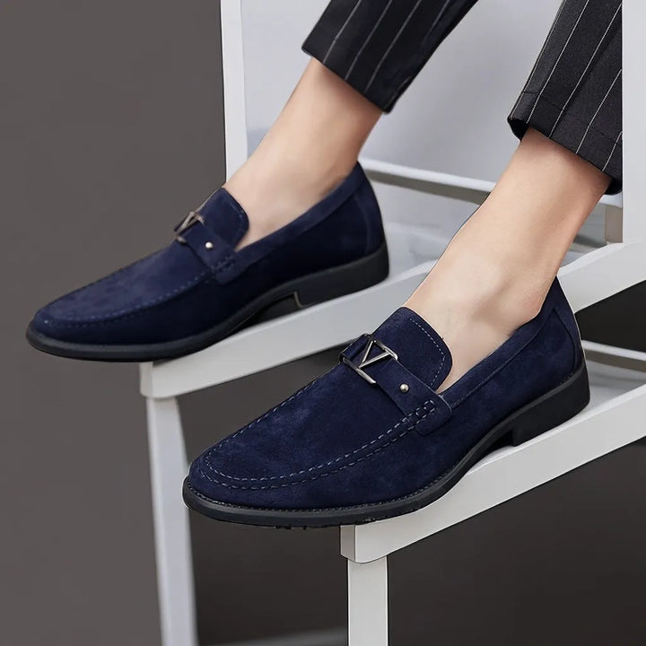 Męskie loafersy wykonane z wysokiej jakości ręcznie robionego zamszu dla eleganckiego komfortu.