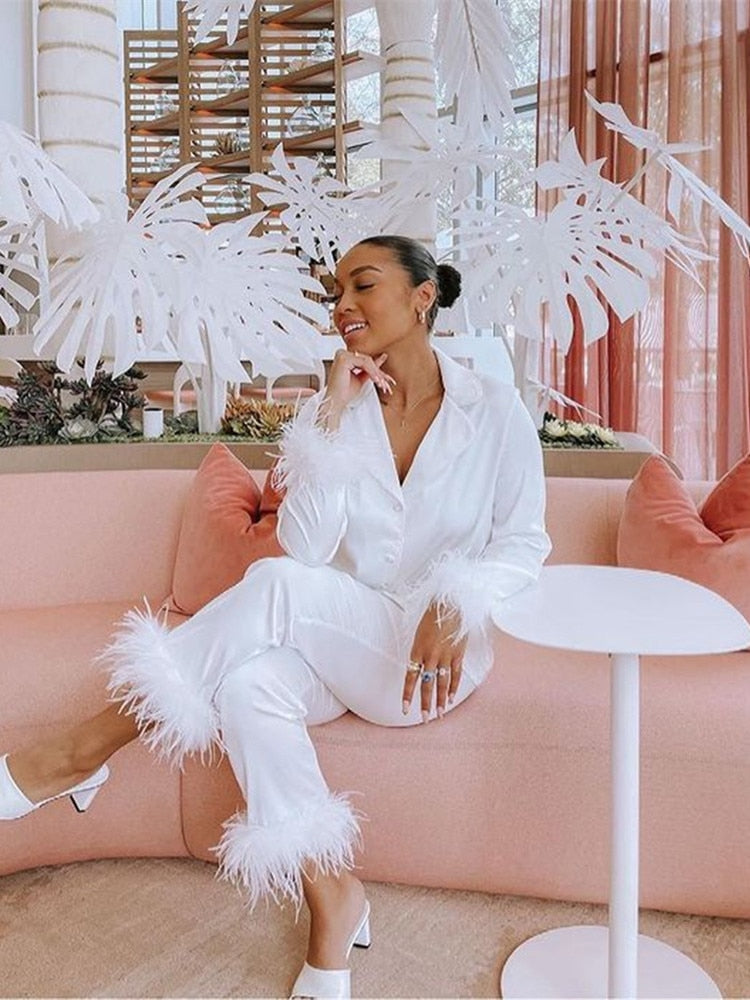 Belinay Luxe Tweedelige Pyjama Set met Elegant Veerdetails