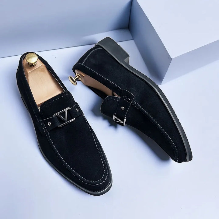 Męskie loafersy wykonane z wysokiej jakości ręcznie robionego zamszu dla eleganckiego komfortu.