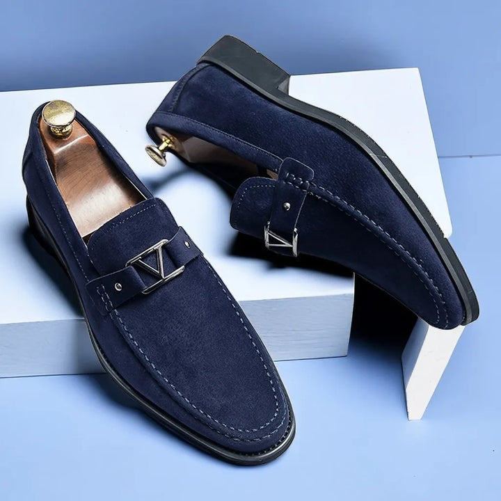 Męskie loafersy wykonane z wysokiej jakości ręcznie robionego zamszu dla eleganckiego komfortu.