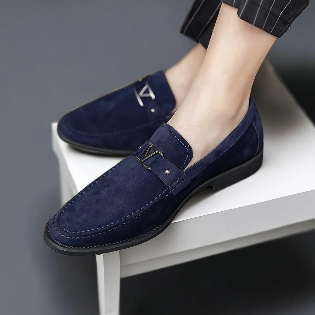 Męskie loafersy wykonane z wysokiej jakości ręcznie robionego zamszu dla eleganckiego komfortu.