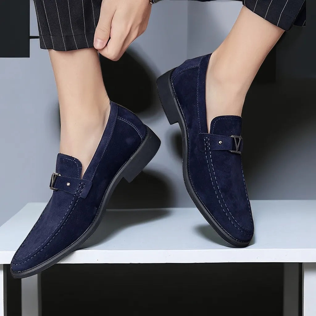 Męskie loafersy wykonane z wysokiej jakości ręcznie robionego zamszu dla eleganckiego komfortu.